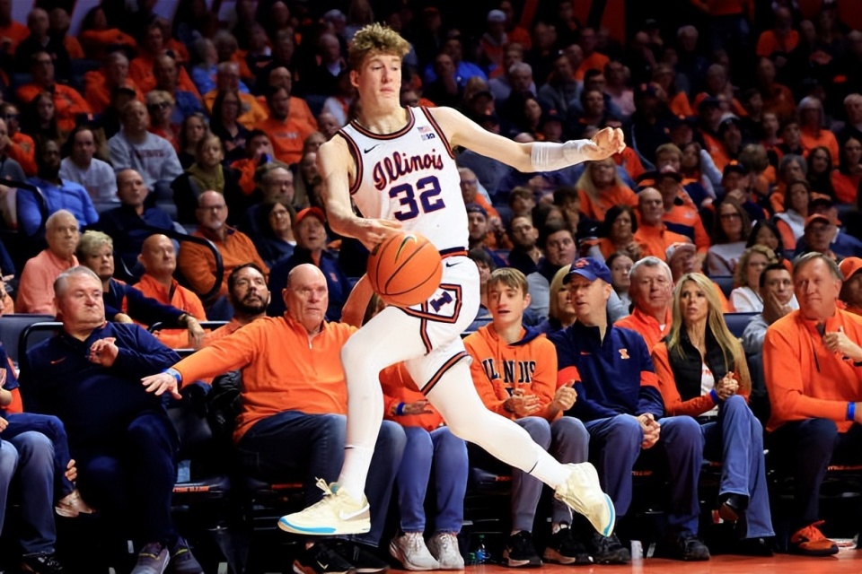 东契奇新星锐不可当表现突出，中国队前途光明！观众掌声雷动(东契奇和塔图姆谁有前途)-开云